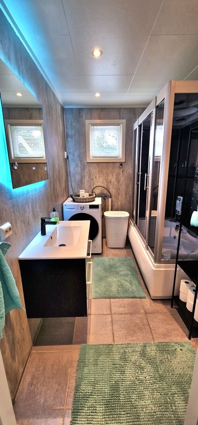 Nytt bad renovert 2023, med lys bak speil, steamdusj/badekar. Galleribilde