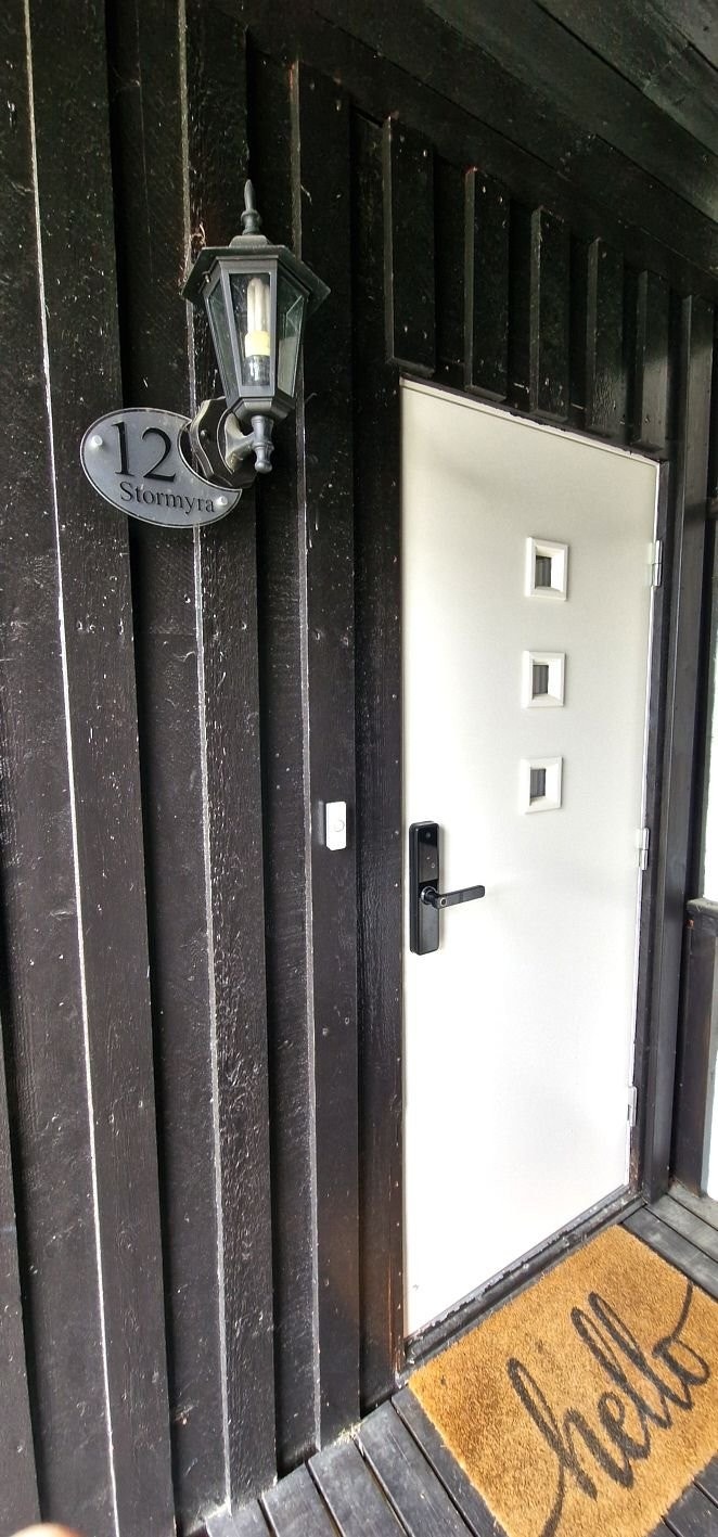 Ny dør i 2023, med elektronisk kodelås tilhørende med app. Galleribilde