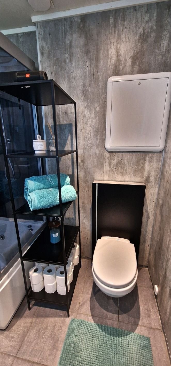 flott toalett, sentral til vannet over toalett. Galleribilde