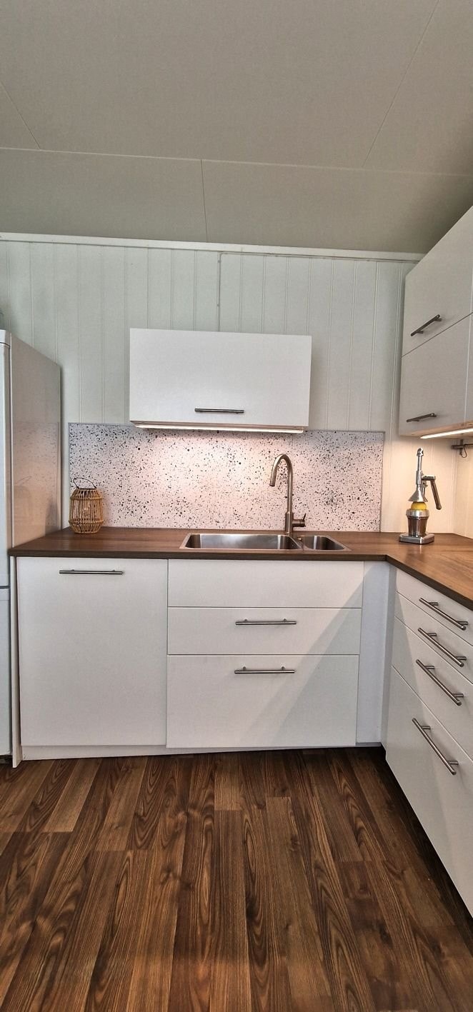 stor servant med uttrekkbart blandebatteri, samt er det oppvaskmaskin. Galleribilde