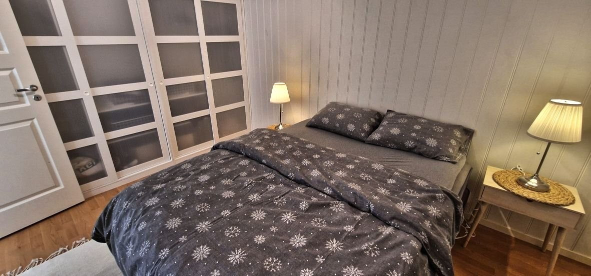 Hoved soverom med praktisk garderobe løsning Galleribilde