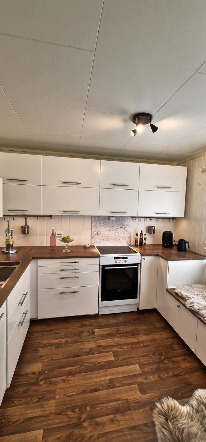 Kjøkkenet er utstyrt med softclose skap, og led lys i skuffer. Galleribilde