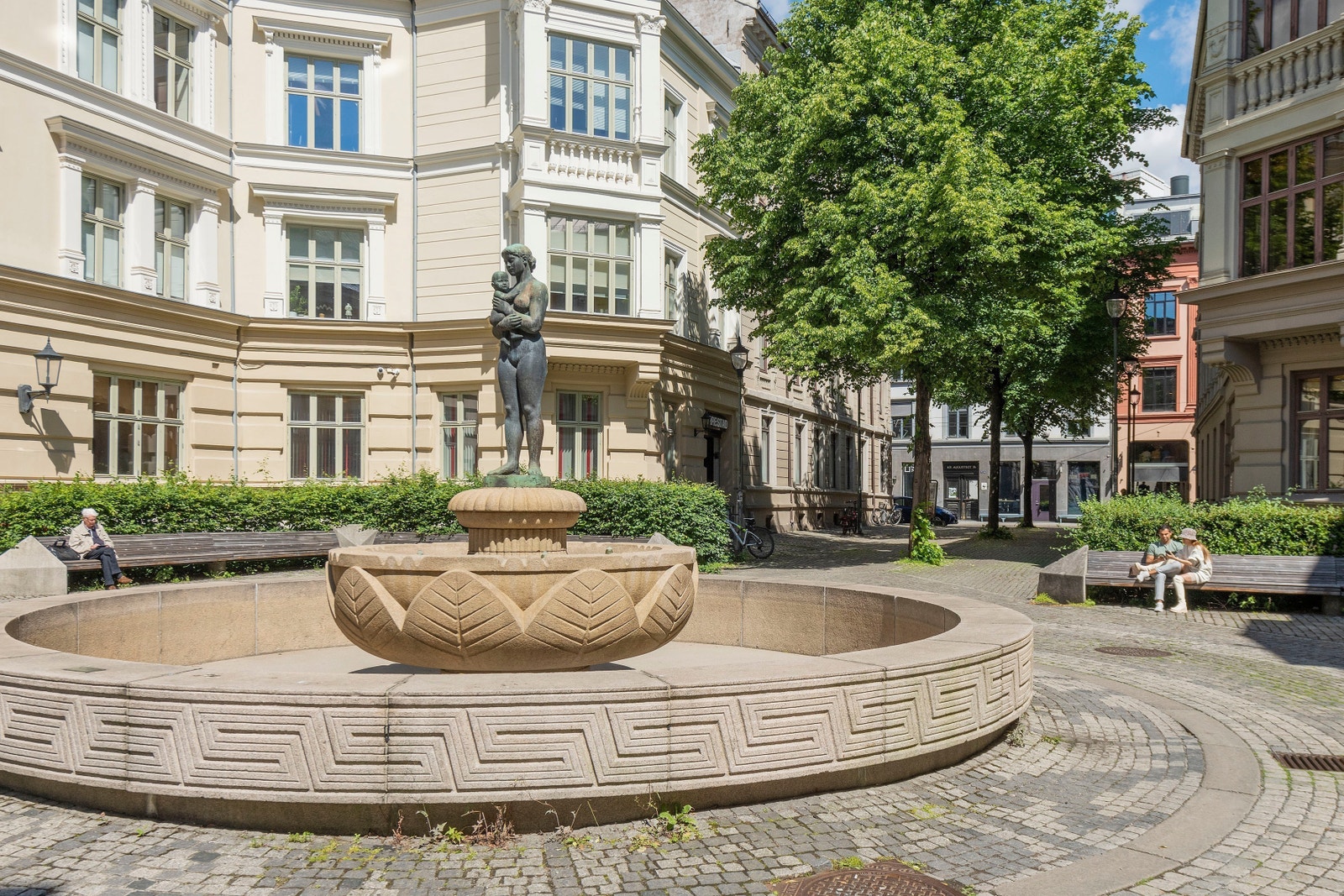 Sehesteds plass ligger 30 m unna (bygget sees i bakgrunnen). Galleribilde