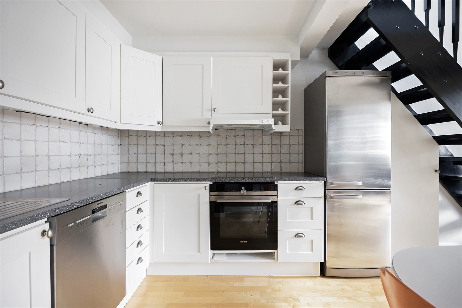 Kjøkkenet består av profilerte, malte fronter og laminat benkeplate. Galleribilde