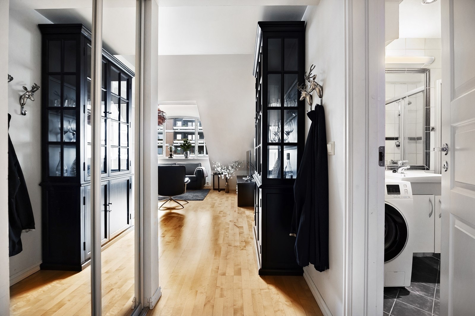 Leiligheten ønsker deg velkommen med en lys og praktisk entré. Her er det god plass til å henge fra seg yttertøy, og en romslig skyvedørsgarderobe med speilfronter sørger for effektiv oppbevaring. Galleribilde