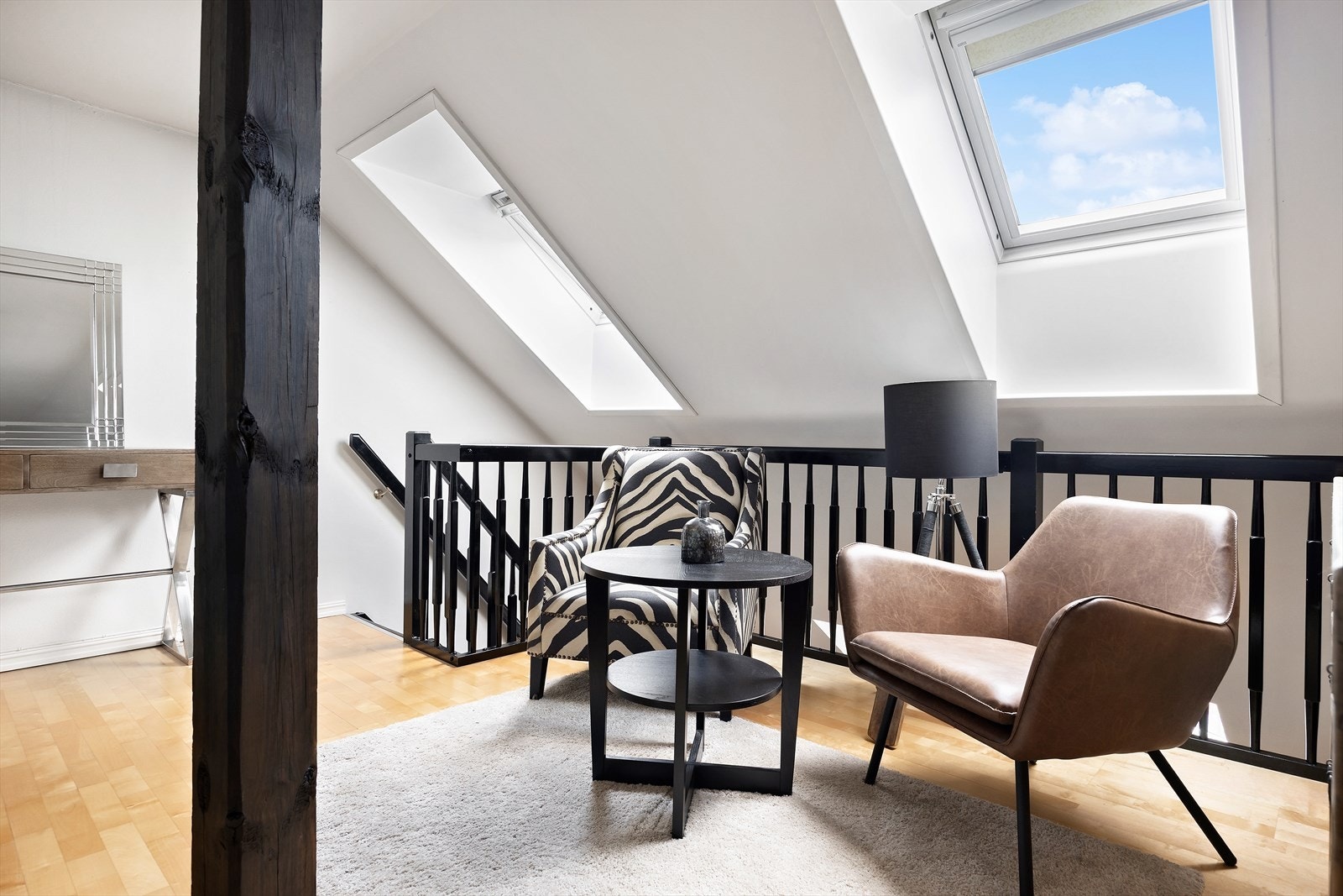 Hemsen får inn godt med naturlig lys fra to takvinduer. Galleribilde