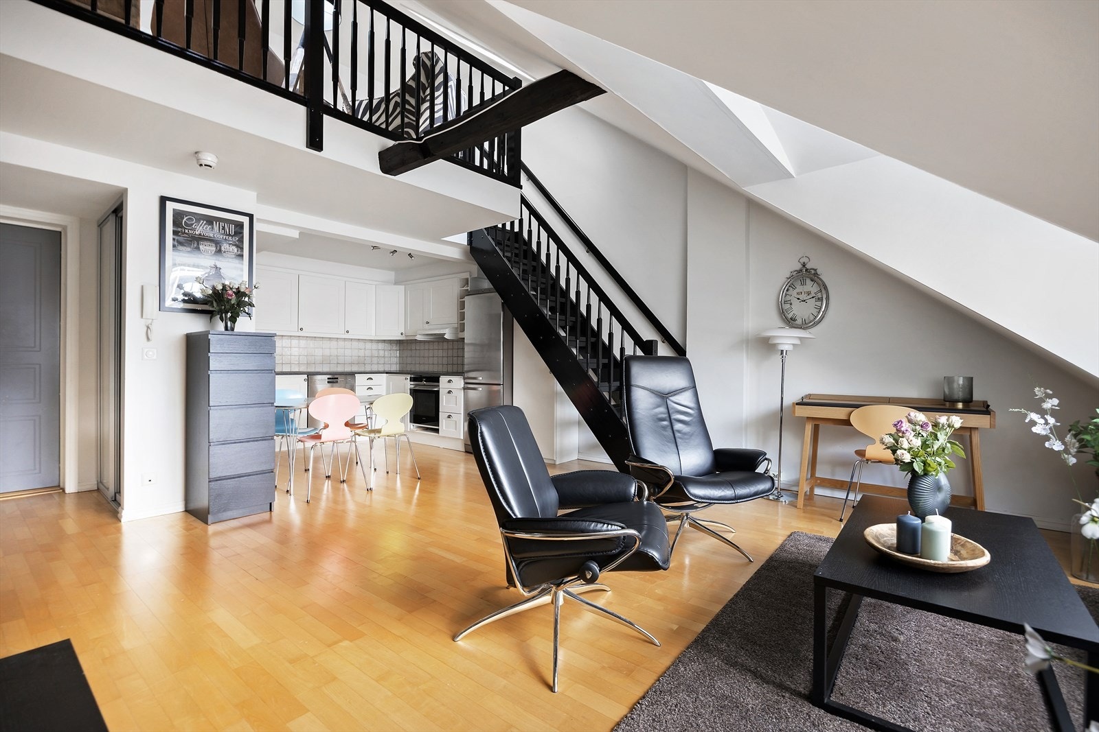 Romslig og åpen stue kjøkken løsning som gir plass til spisebord og skaper et naturlig skille. Galleribilde