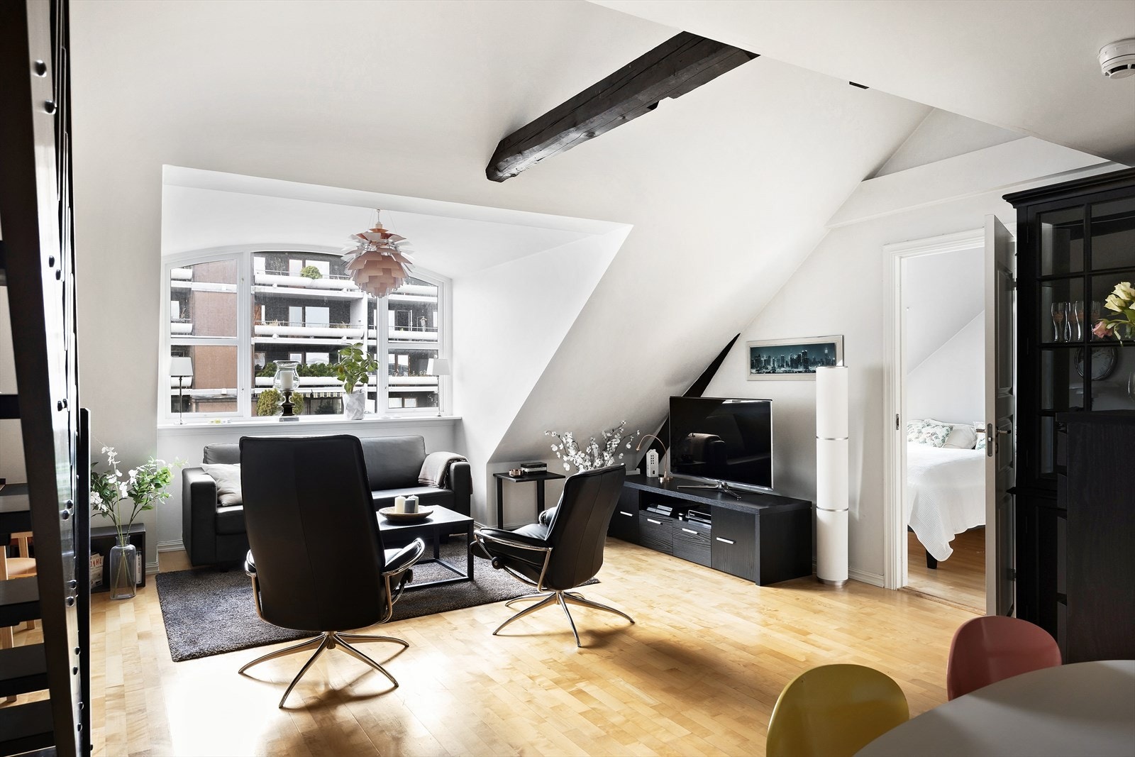 Det store vinduet i stuen gir en luft atmosfære til leiligheten. Galleribilde