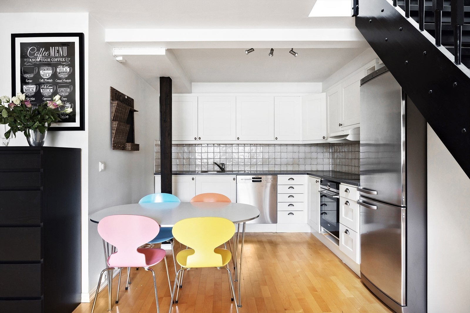 Spisestue praktisk plassert i tilknytning til kjøkken. Galleribilde