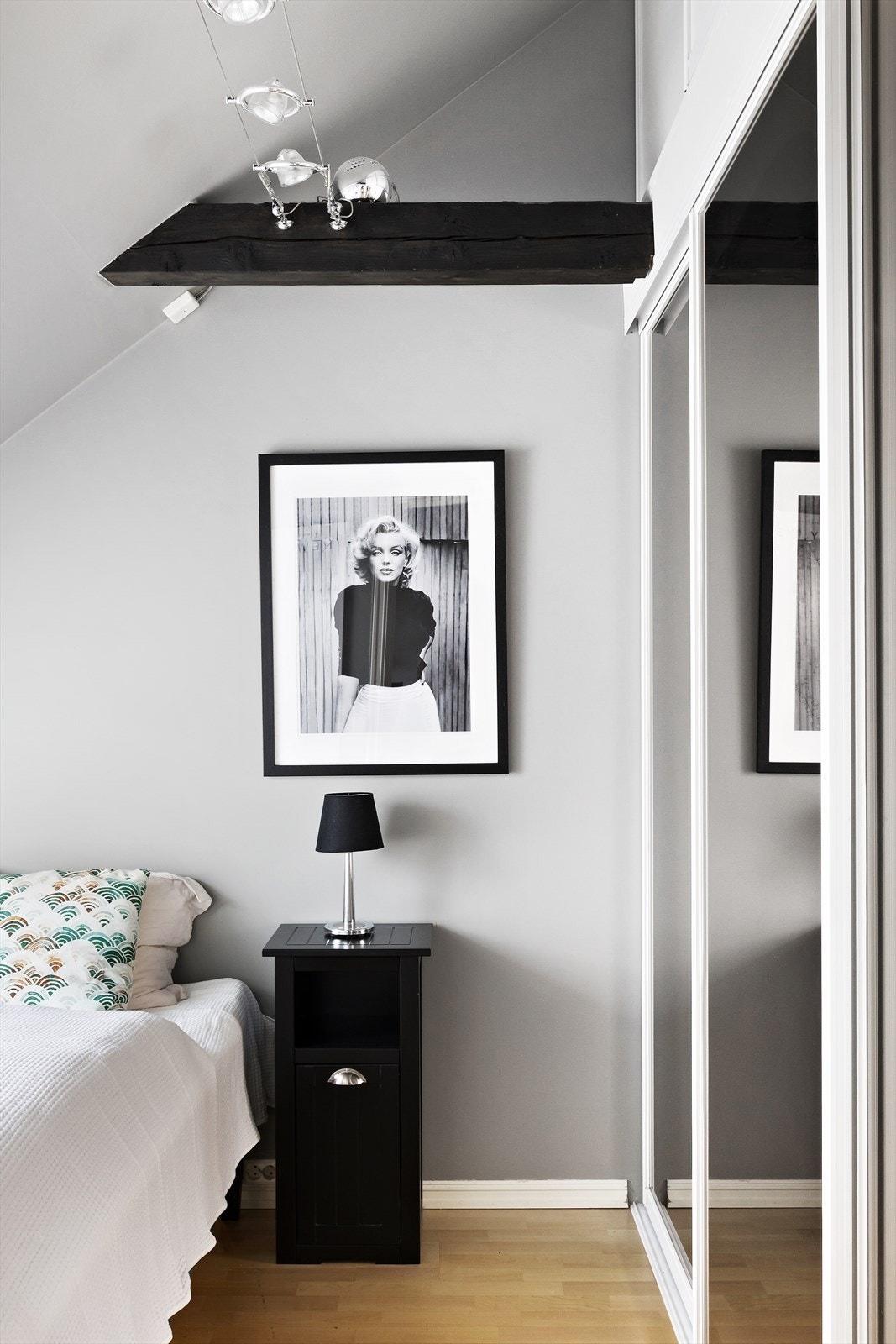 Praktisk skyvedørsgarderobe med speilfronter, byr på rikelig med oppbevaringsmuligheter. Garderoben strekker seg helt opp til taket. Galleribilde