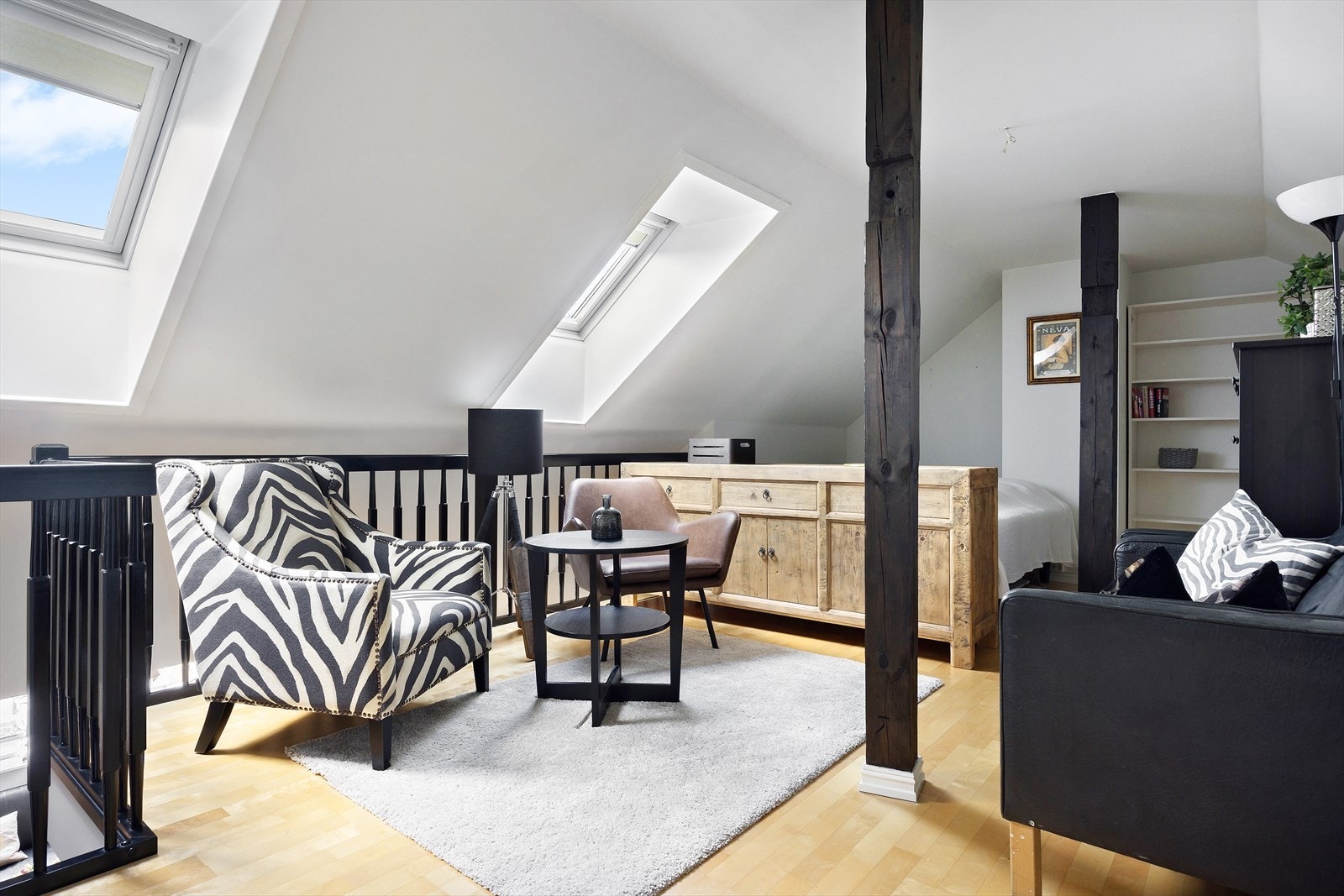 En lys og innbydende toppleilighet med romslig hems som gir leiligheten et ekstra rom. Galleribilde