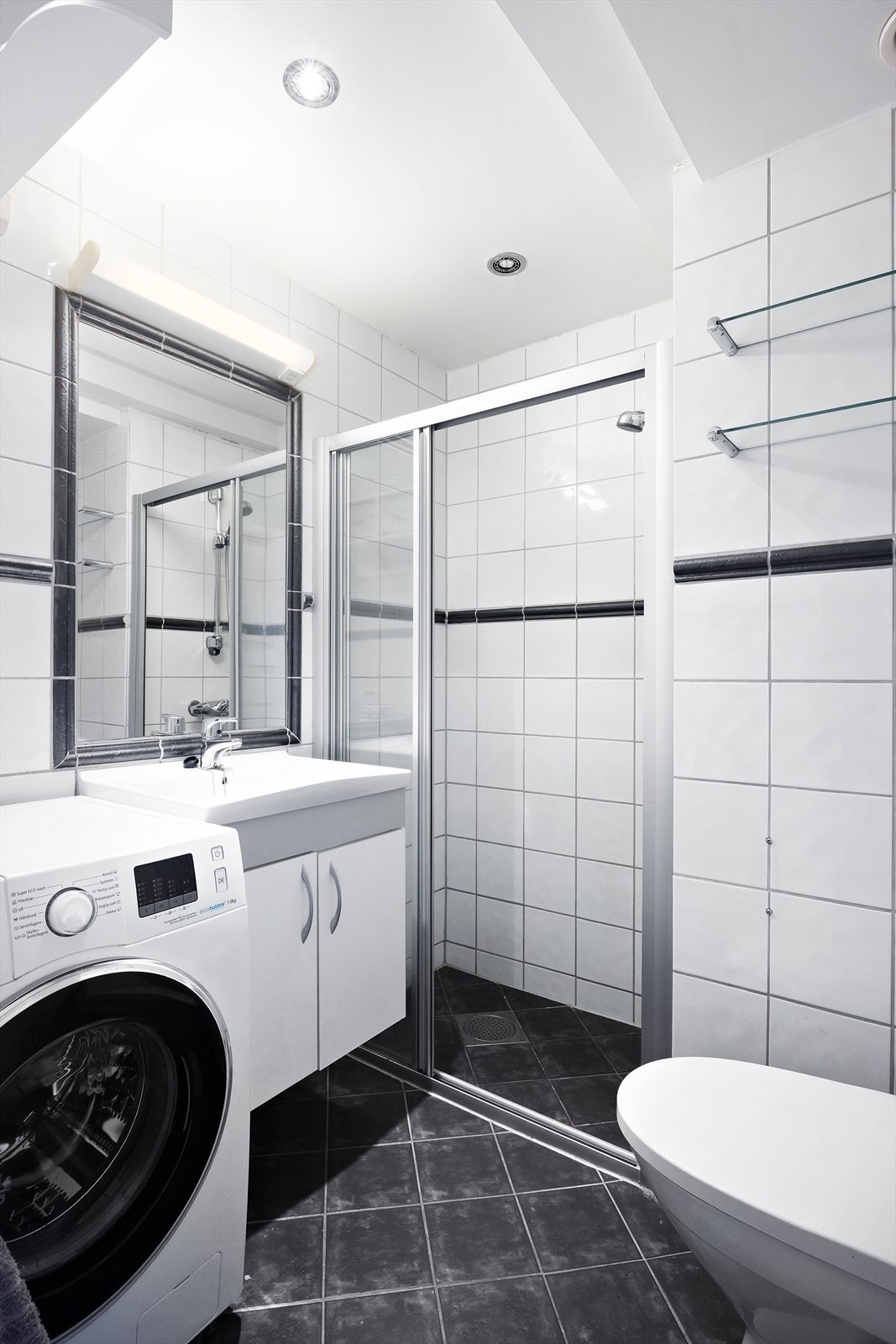 Innredningen består av servant med helstøpt servantplate, speil, dusjhjørne med herdet glass, samt opplegg for vaskemaskin. Galleribilde