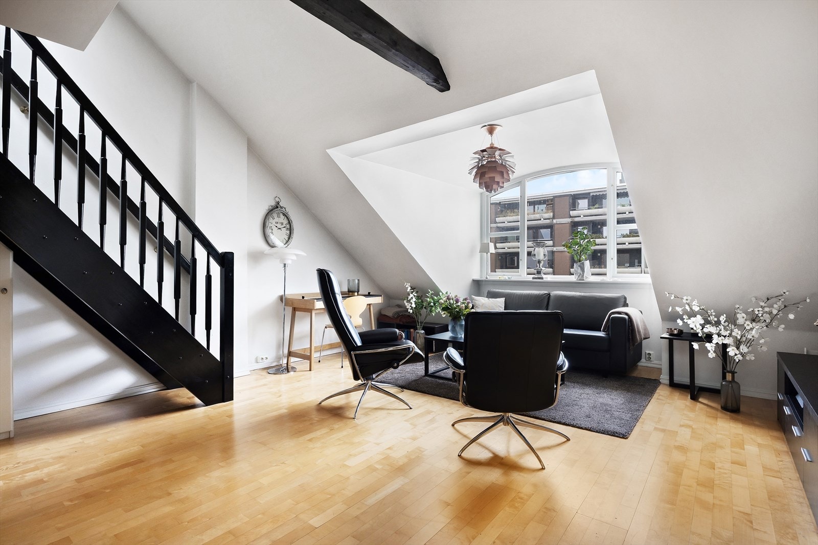 Stuen har en luftig løsning med god takhøyde og rikelig med naturlig lys. Galleribilde