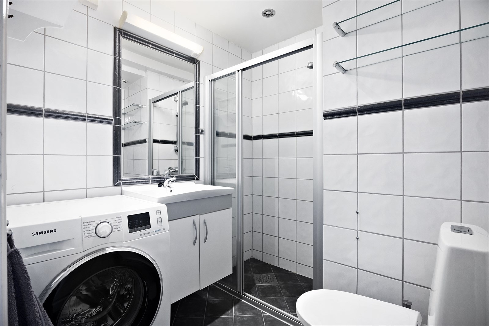 Flislagt bad i klassisk stil med gulvvarme. Galleribilde