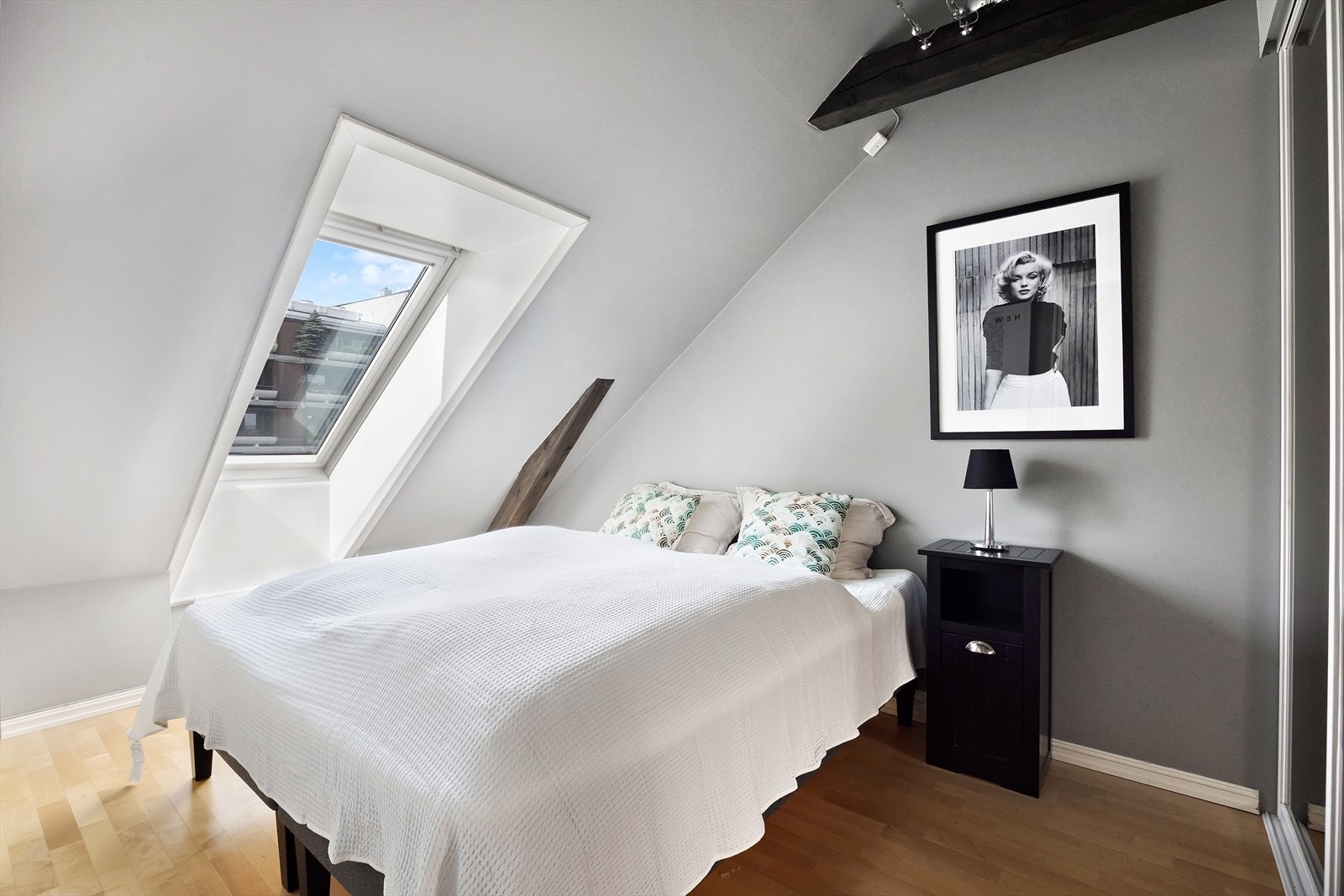 Soverom av god størrelse med plass til dobbenltseng med tilhørende møblement. Galleribilde