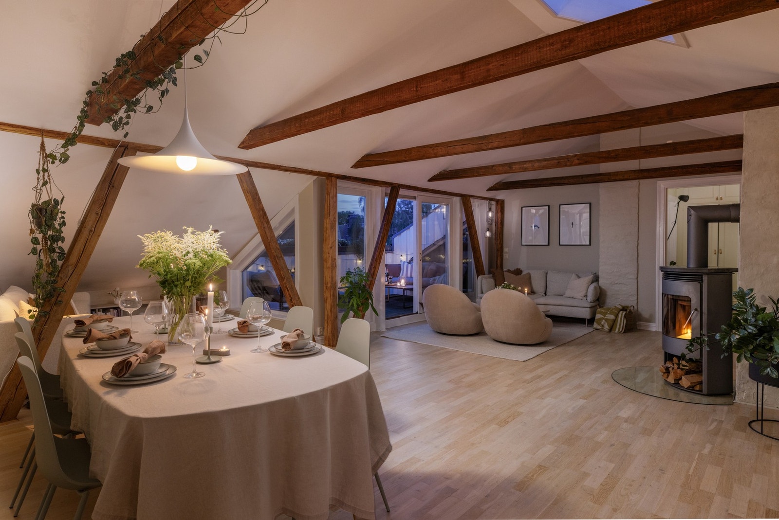 Raus rom med naturlige møbleringssoner. Galleribilde