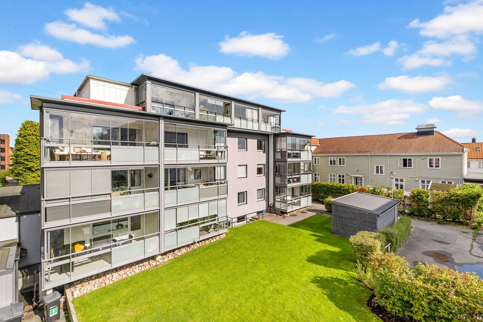 Leiligheten vender inn mot rolig bakgård og pent opparbeidet fellesareal. Galleribilde