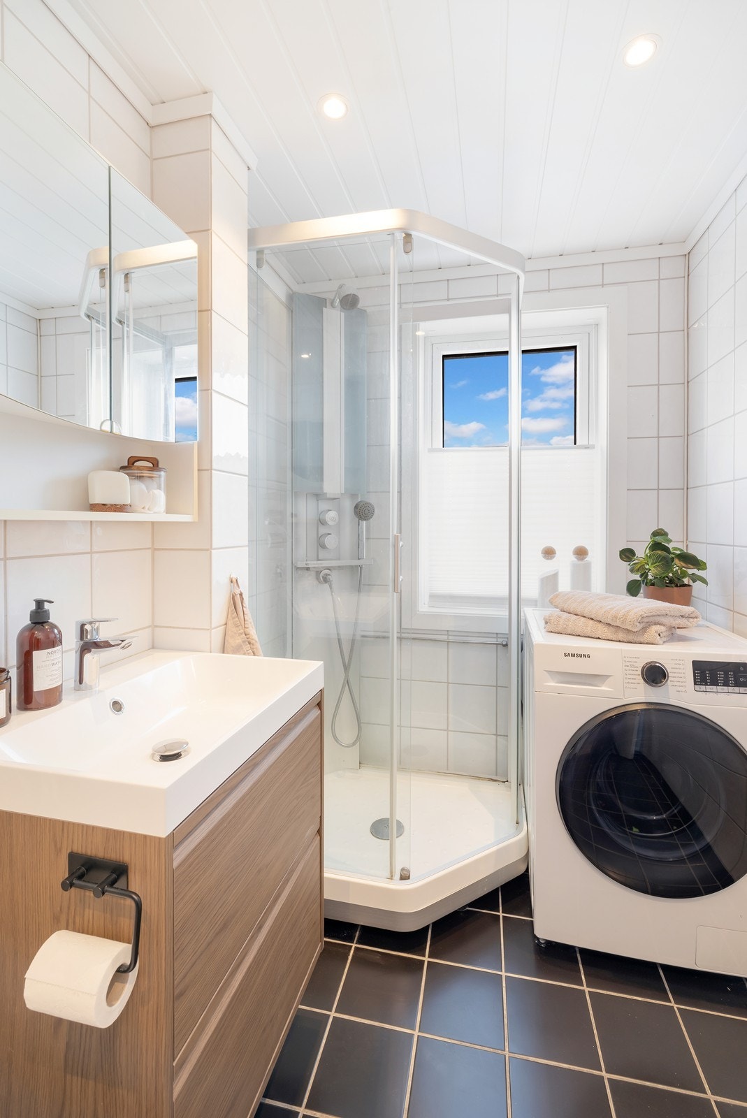 På badet er det opplegg for vaskemaskin. Borettslaget har også fellesvaskeri. Galleribilde