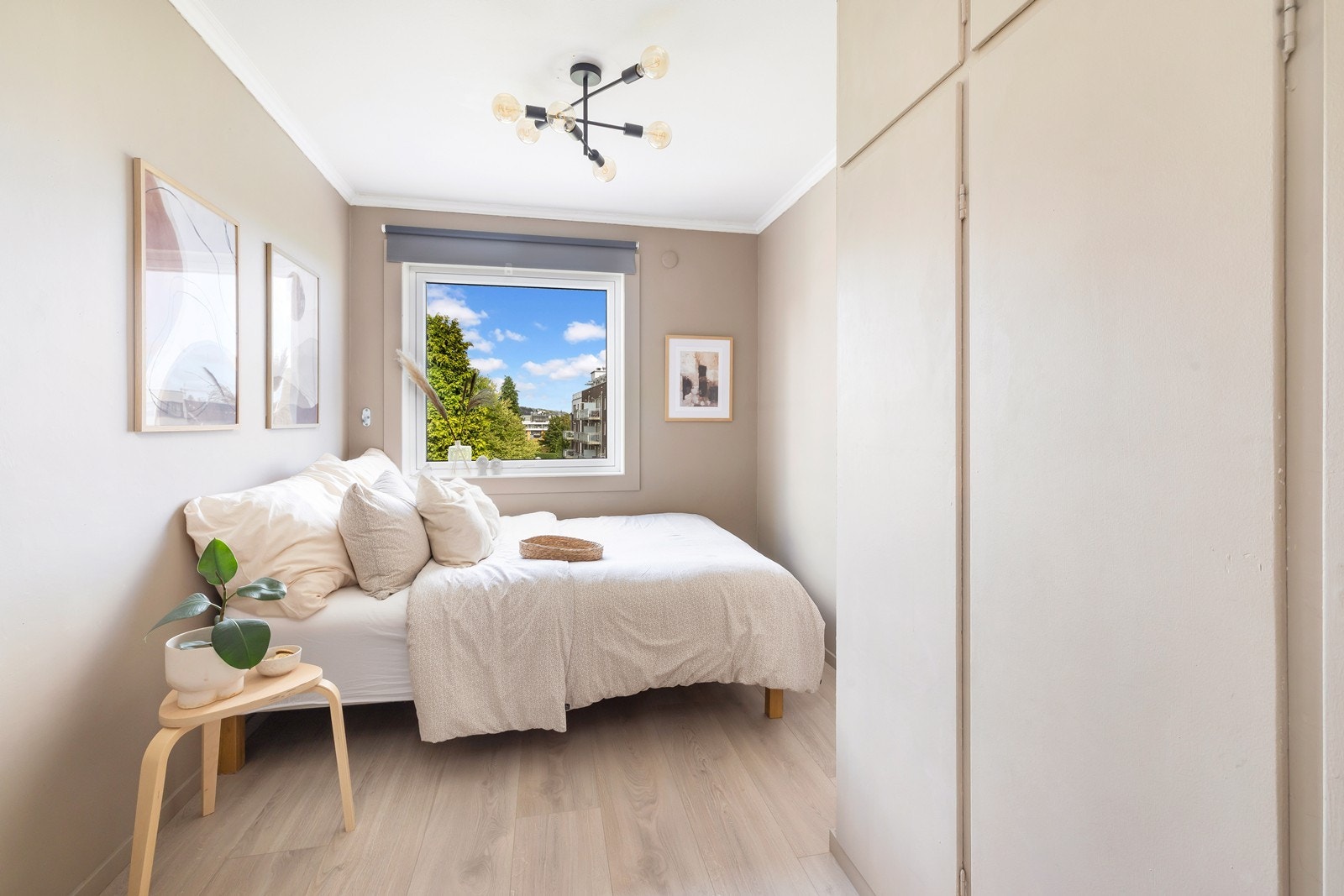 Det andre av boligens soverom har plassbygget garderobe og god plass til dobbeltseng. Galleribilde