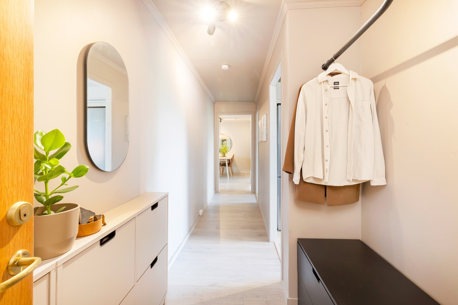 Lyst og pent inngangsparti med god plass til å henge fra seg! Galleribilde