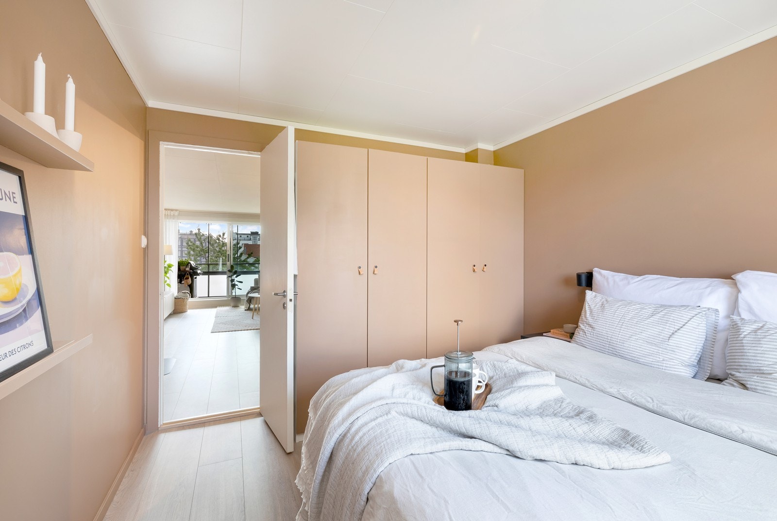 Dobbel garderobe på hovedsoverom. Galleribilde