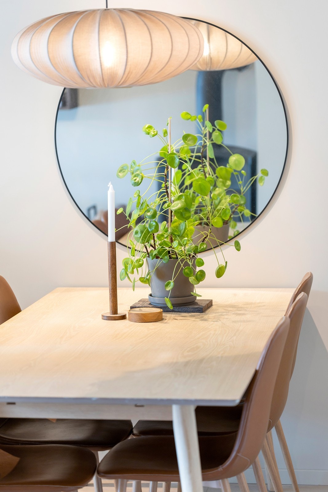 God plass til spiseplass i stue. Galleribilde