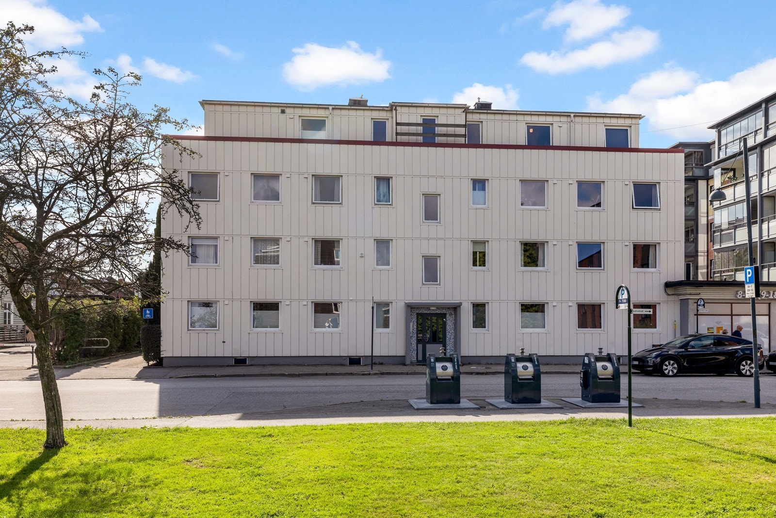 Leiligheten ligger innenfor boligsone 1 hva gjelder parkering. Galleribilde