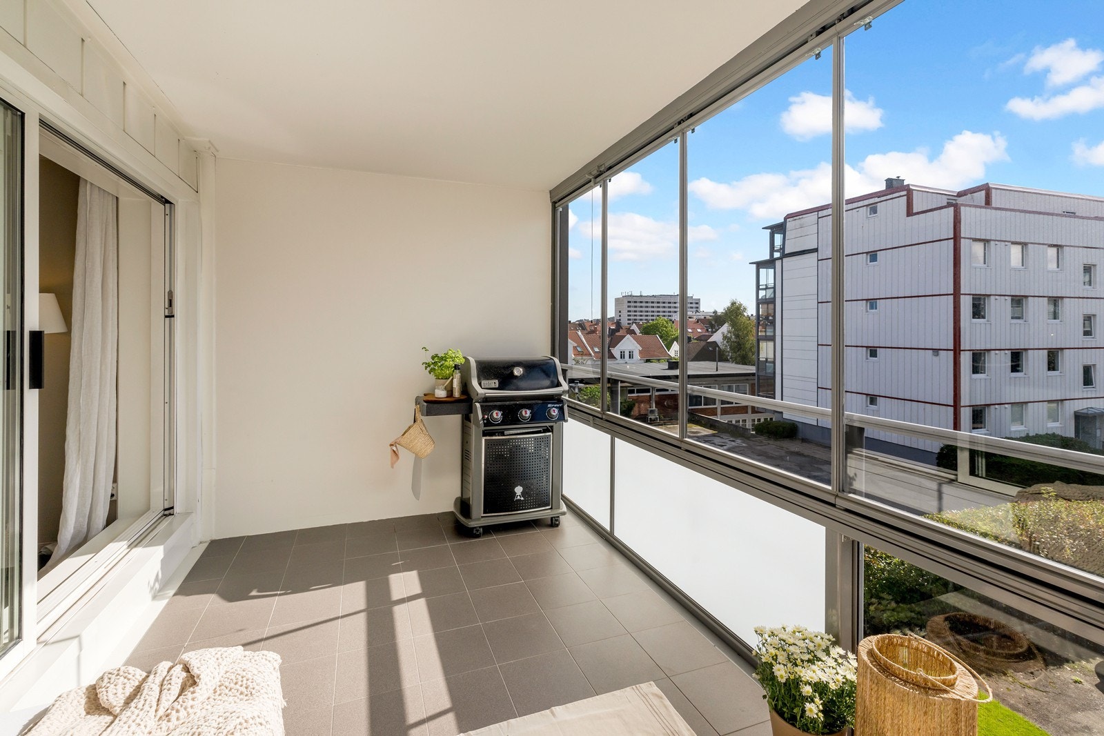 Her er det god plass til både grill og sittegruppe. Galleribilde