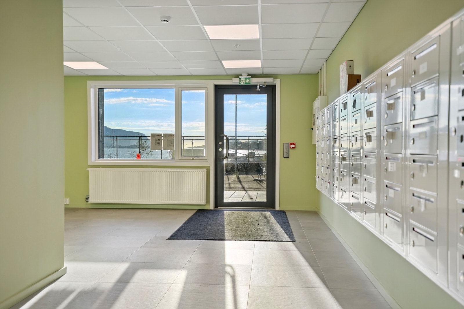 Leiligheten nås enten fra hovedinngangen i 1.etg eller direkte fra parkeringsanlegget på bakkeplan. Galleribilde