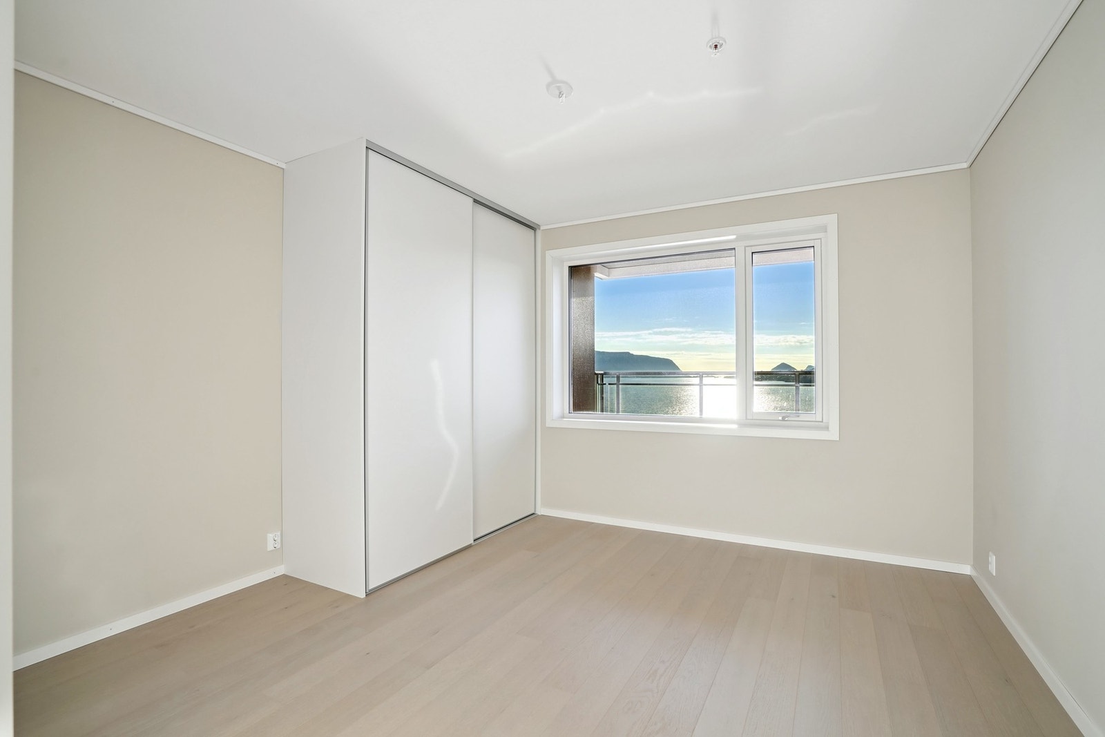 Hovedsoverom av god størrelse. Skyvedørsgarderobe er ferdig montert. Galleribilde