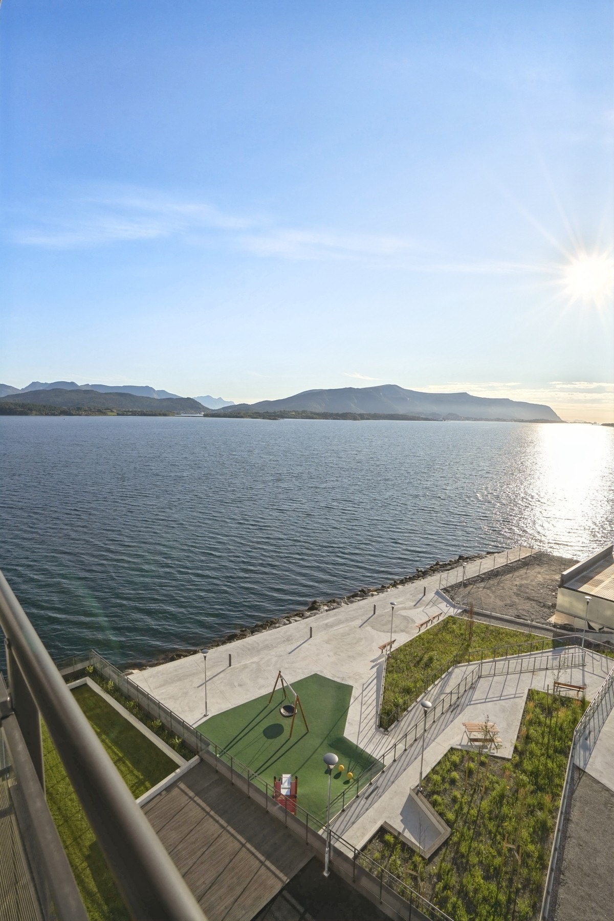 Beliggenheten mellom Åsestranda og Moa gjør at du har nærhet til alt du trenger i hverdagen, samtidig som naturen ligger rett utenfor døren. Galleribilde