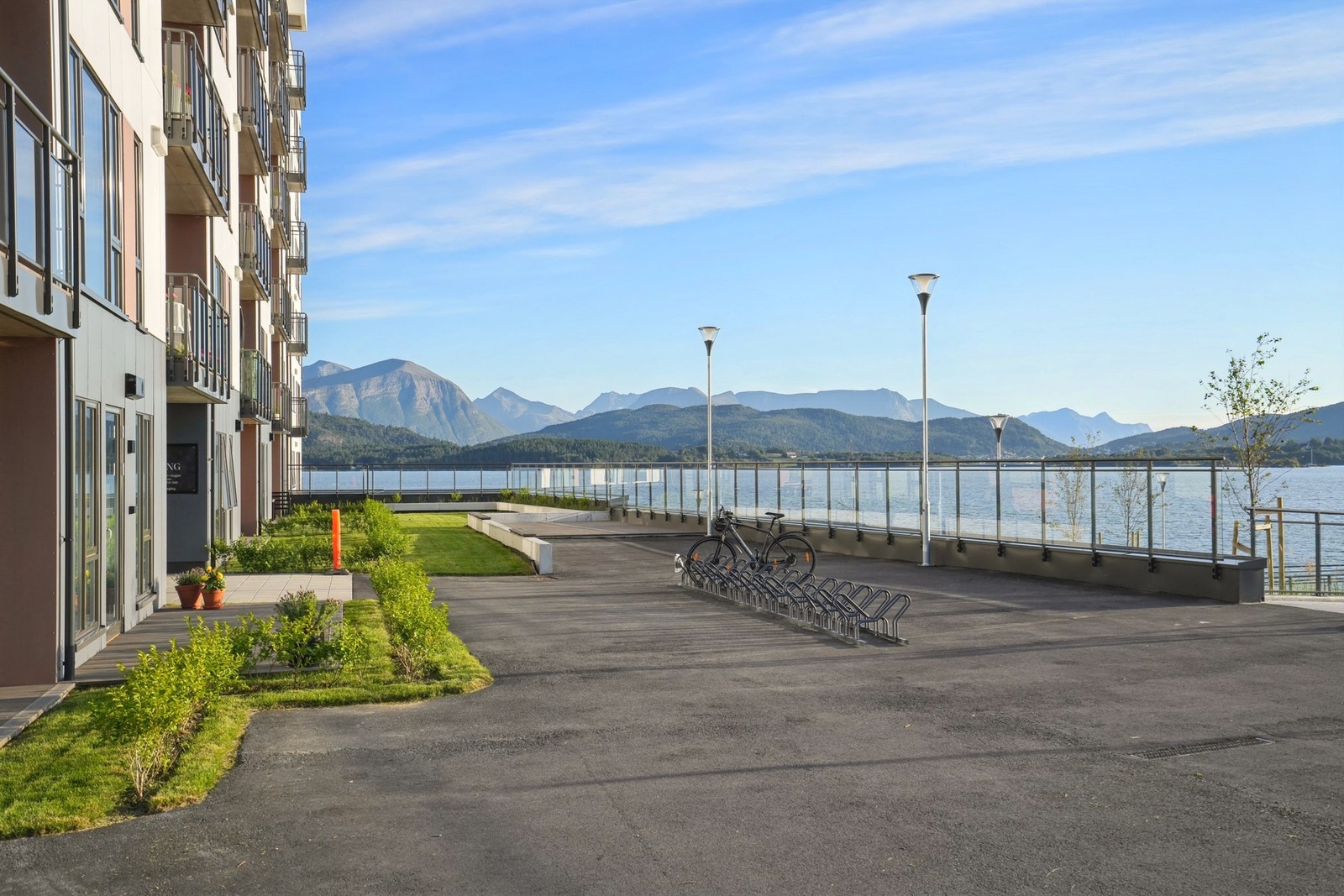 Her bor du tett på fjorden, flotte turstier og badeplasser - samtidig som du har kort vei til det meste du skulle trenge. Galleribilde