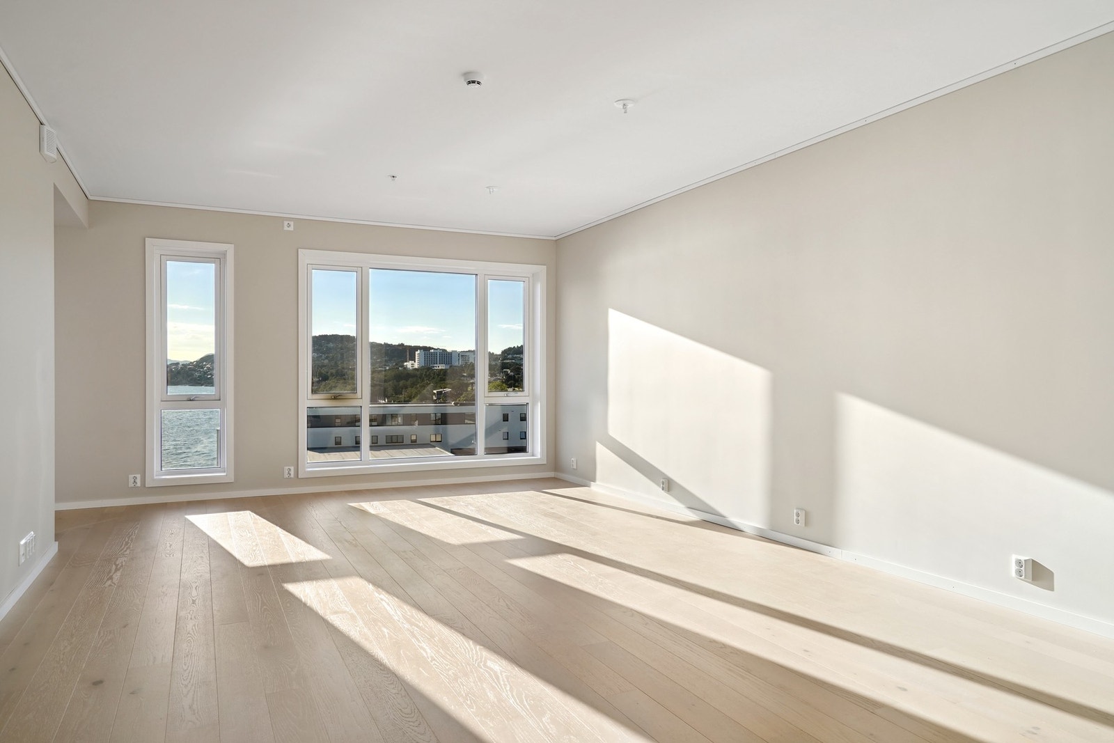 Veggene er malt i en lun kalkfarget tone (greige, NCS 1603-Y31R) som gir et nordisk og tidløst preg. Galleribilde