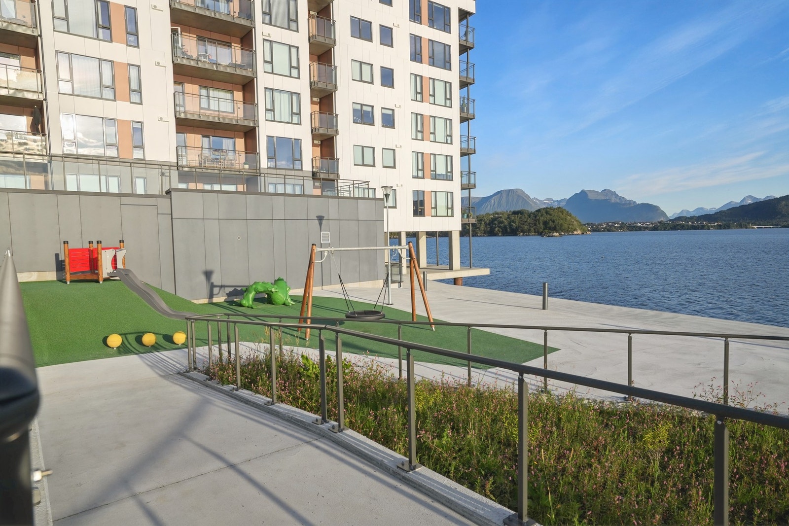 Uteområdene er pent opparbeidet for både lek og trivsel - Galleribilde