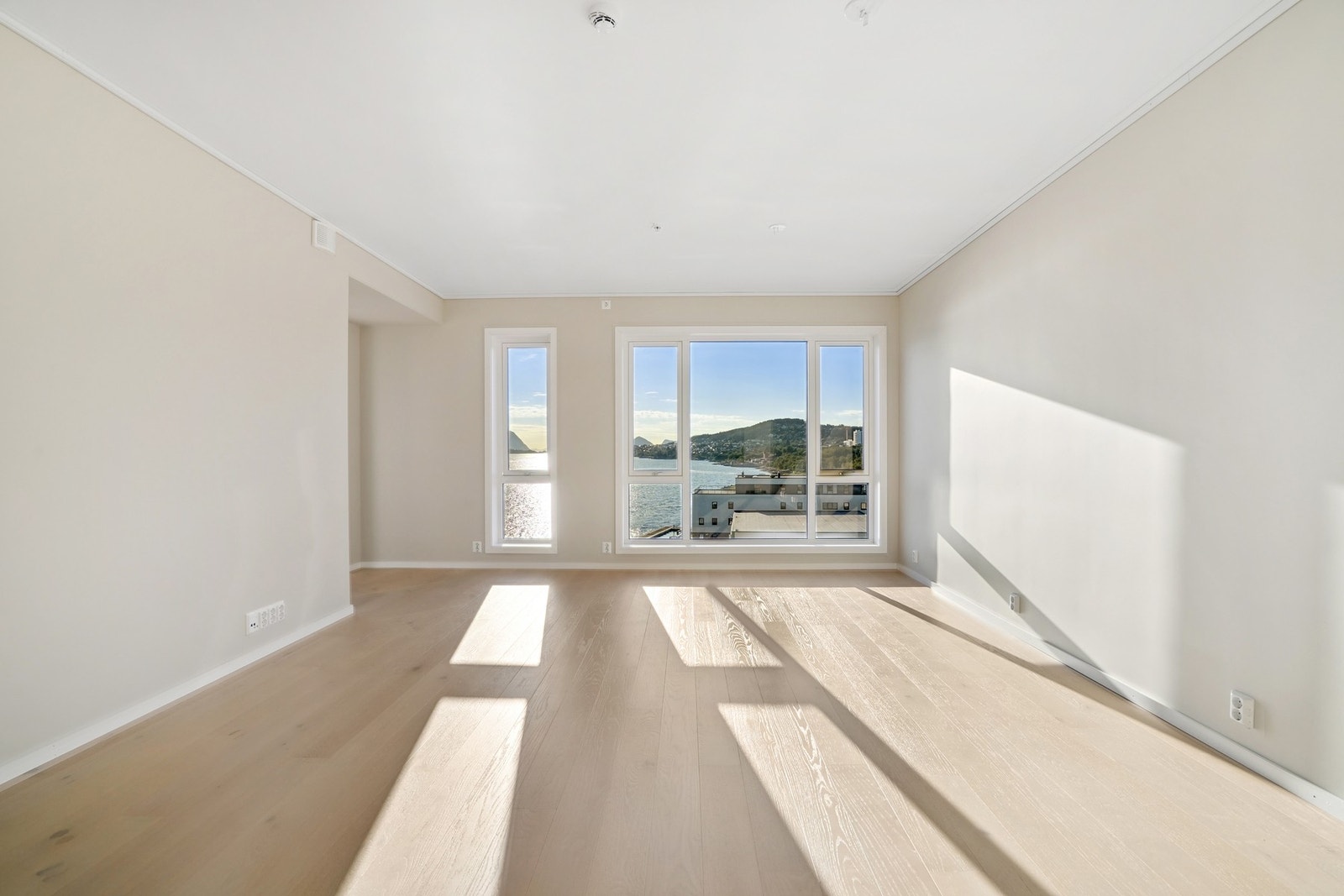 Helt nytt med god standard og kvalitetsmaterialer. Stuen gir god plass til møblering med sofagruppe og spisestue. Galleribilde