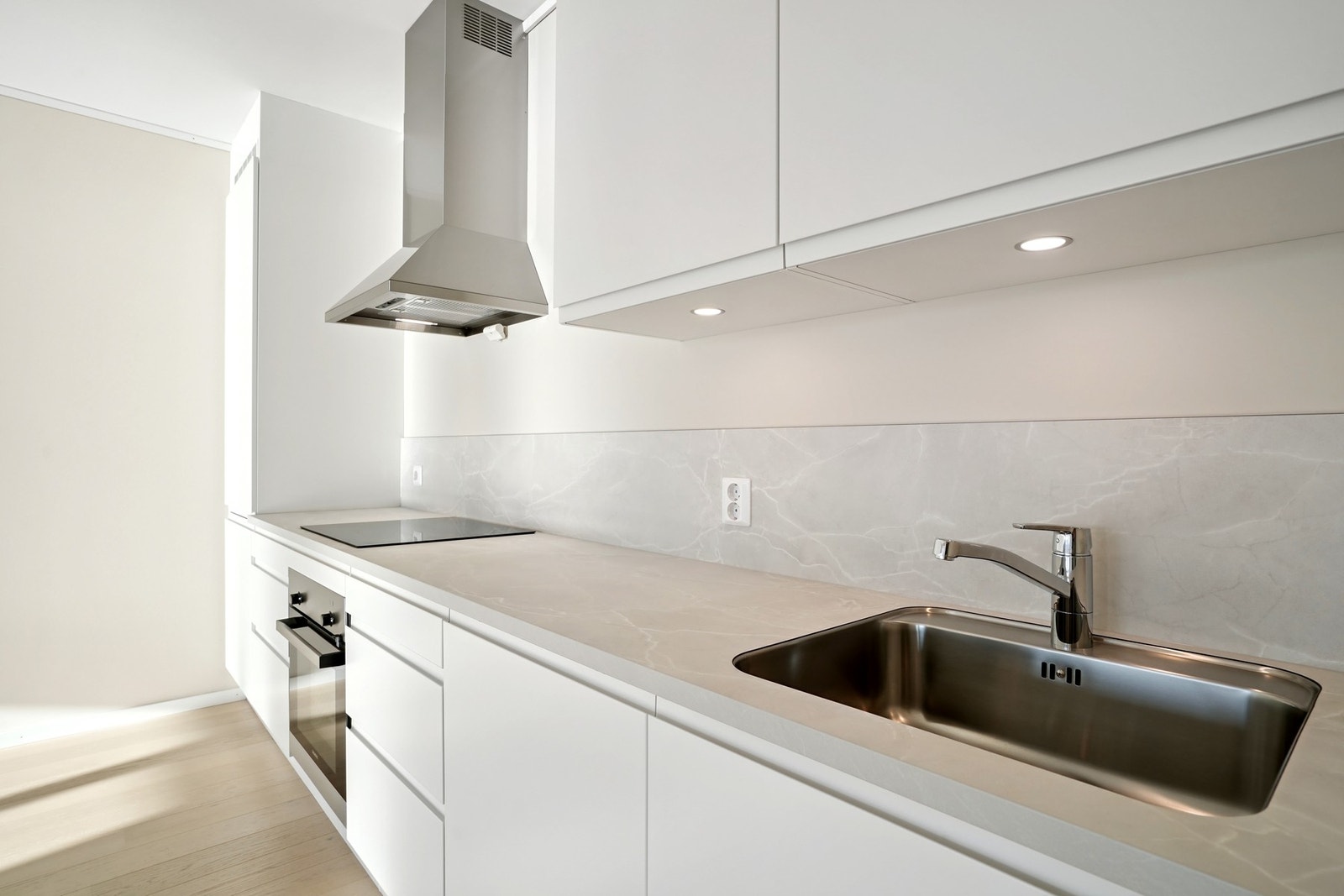 Pen laminat benkeplate med oppkant og planlimt oppvaskkum. Godt utstyrt med stikkontakter til kjøkkenapparater. Galleribilde