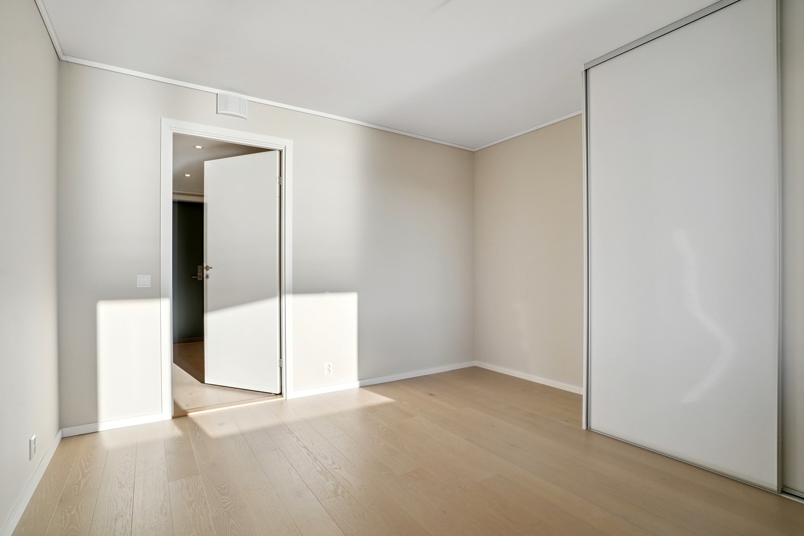 Det medfølger skyvedørsgarderobe. Galleribilde