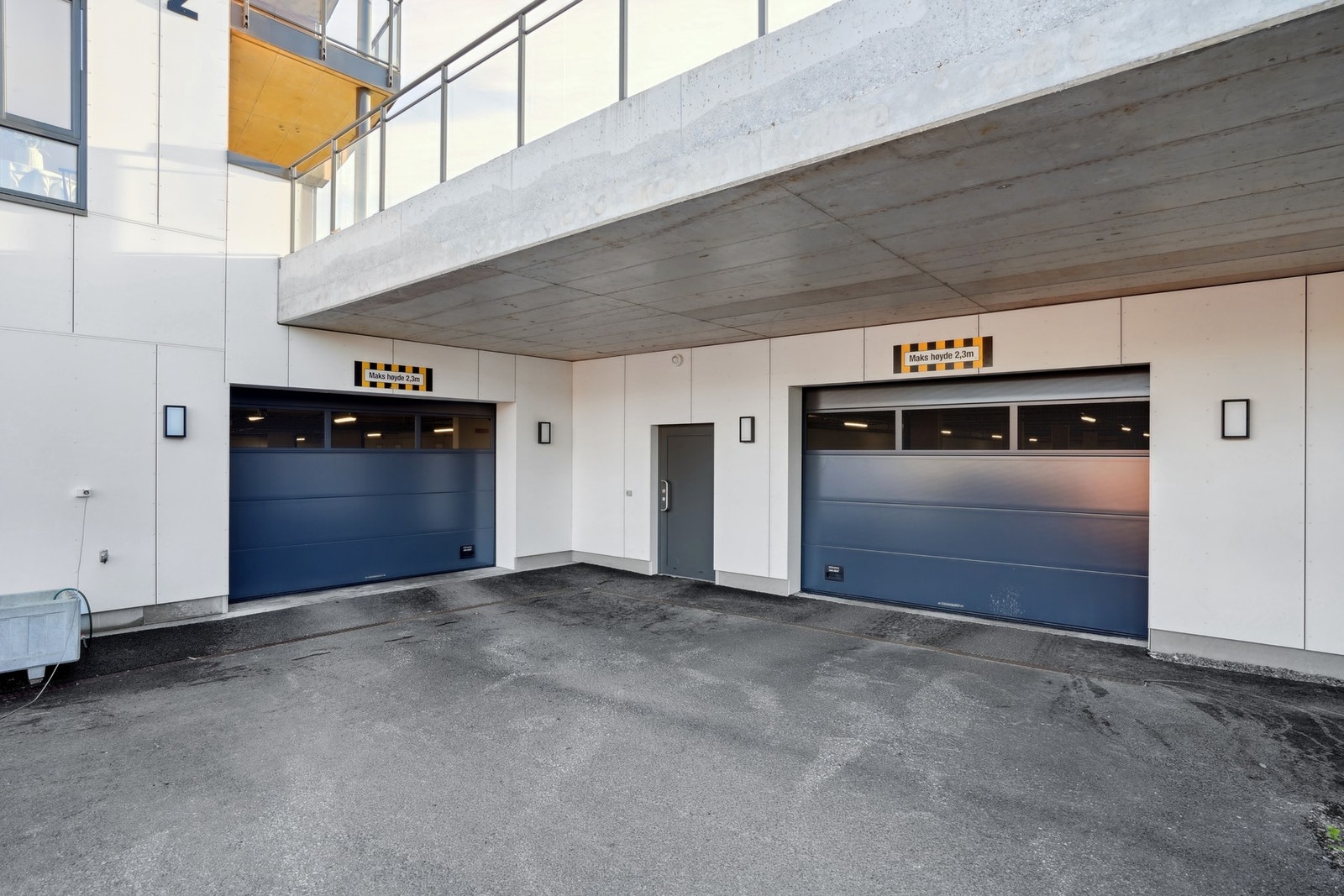 Inngang og porter til garasjeanlegg. Galleribilde