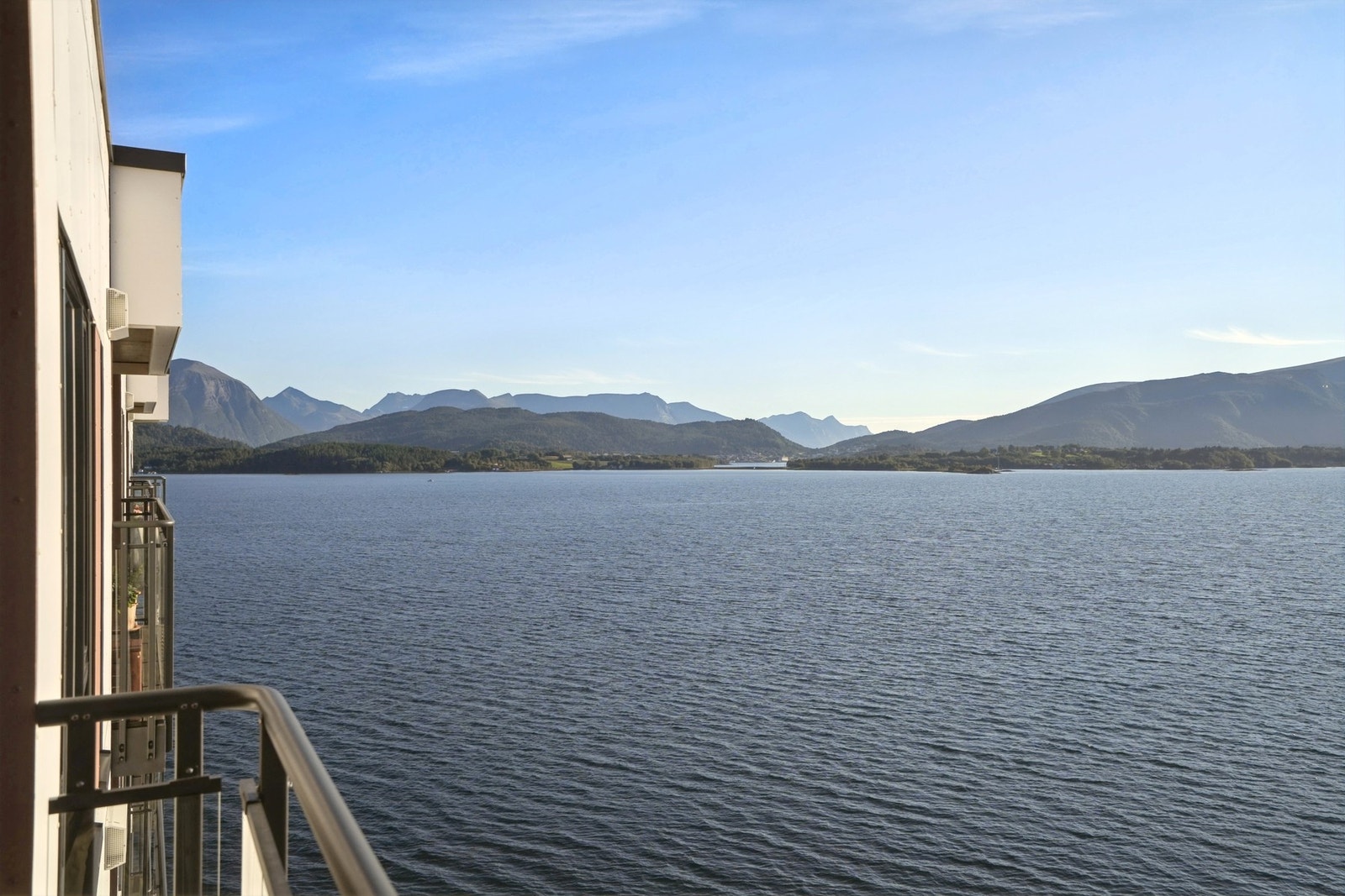 Her kan du nyte panoramautsikt mot Borgundfjorden og mektige Sunnmørsfjell. Galleribilde