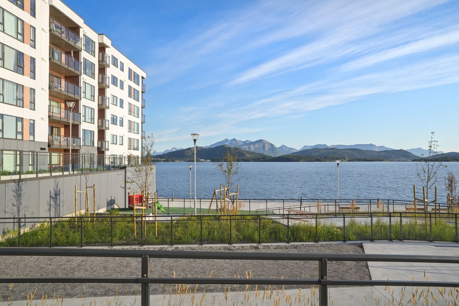 - med pergola, sittegrupper, Bocciabane, lekeplass og grønne soner. Galleribilde