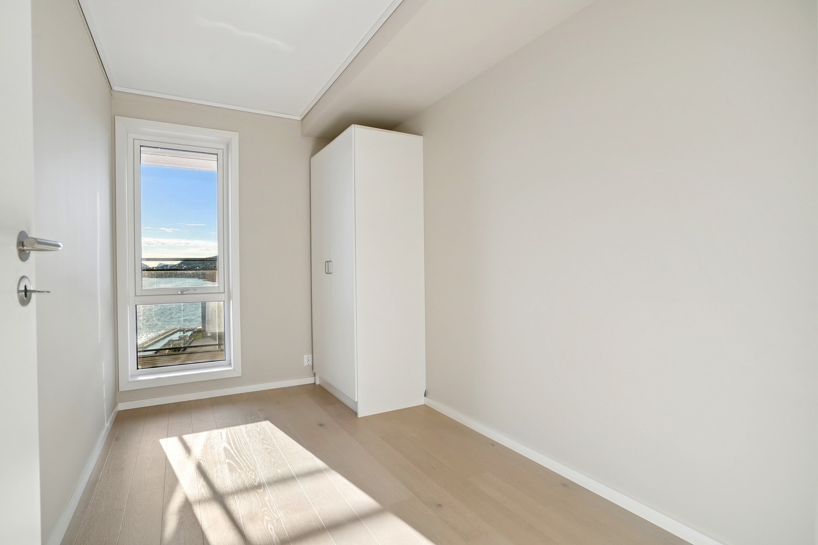 Soverom nr 2 med plass til seng og nattbord. Garderobeskap medfølger. Galleribilde