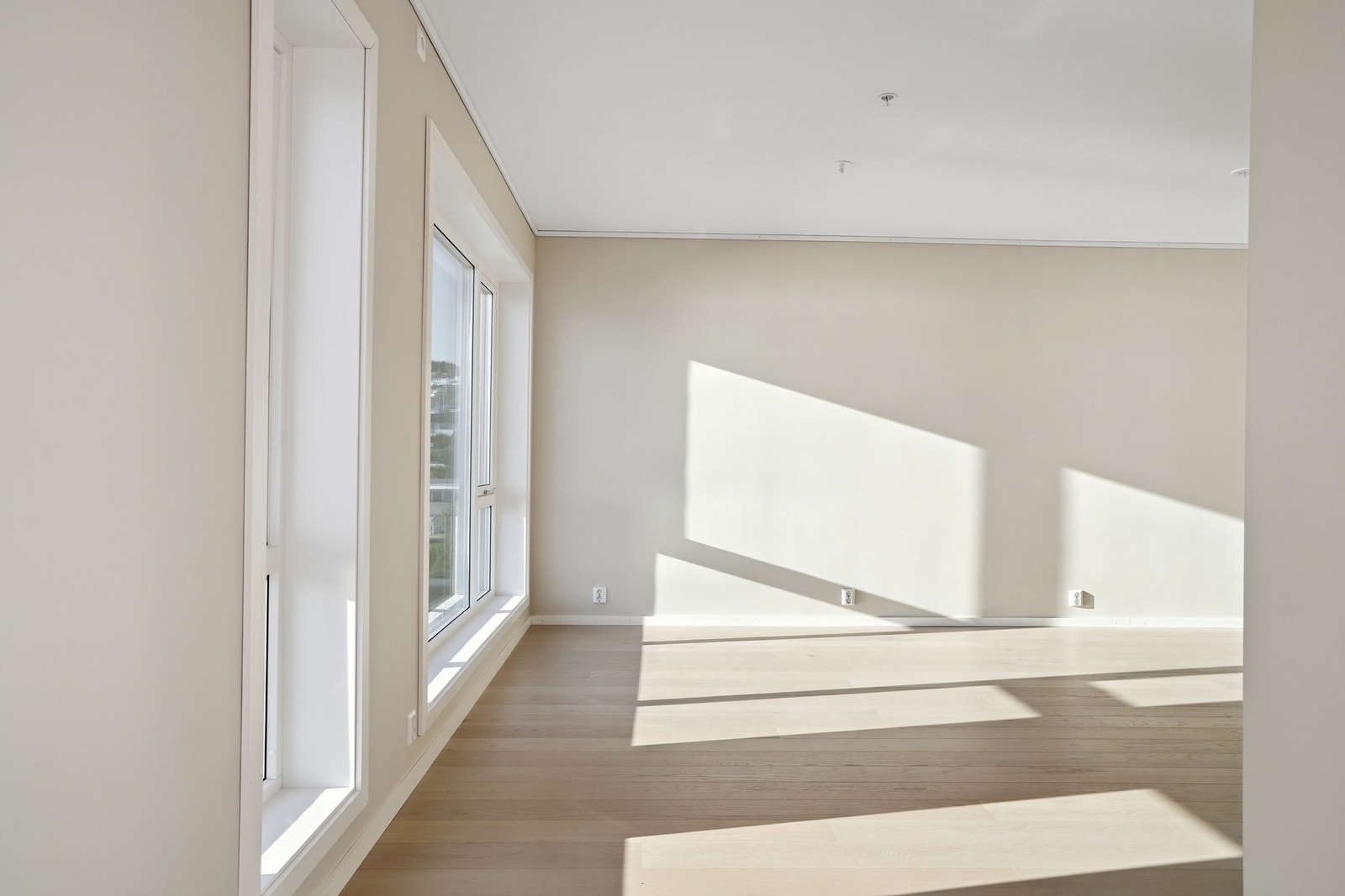 Vannbåren gulvvarme gir behagelig komfort, mens 1-stavs eikeparkett setter et eksklusivt preg. Galleribilde