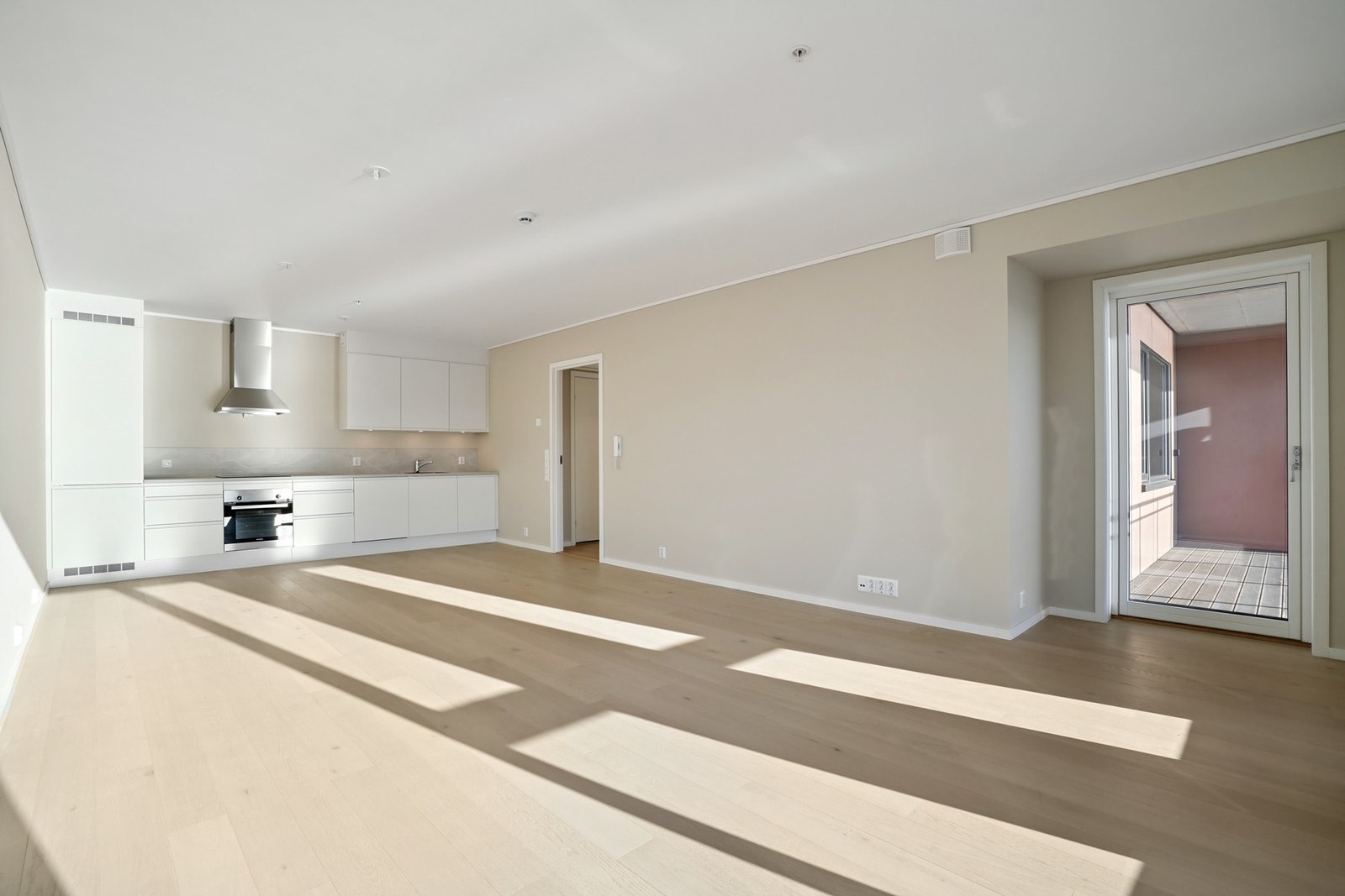 Kjøkkenløsning fra HTH som binder stue og kjøkken sammen - perfekt for både hverdagsliv og hyggelige sammenkomster. Galleribilde