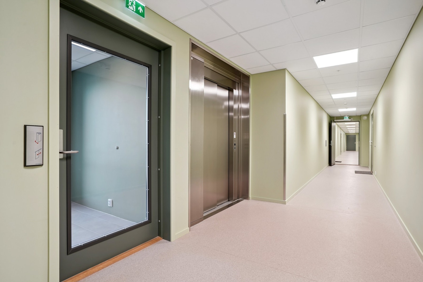 Fra inngangene kan du ta heis eller trapp videre. Galleribilde