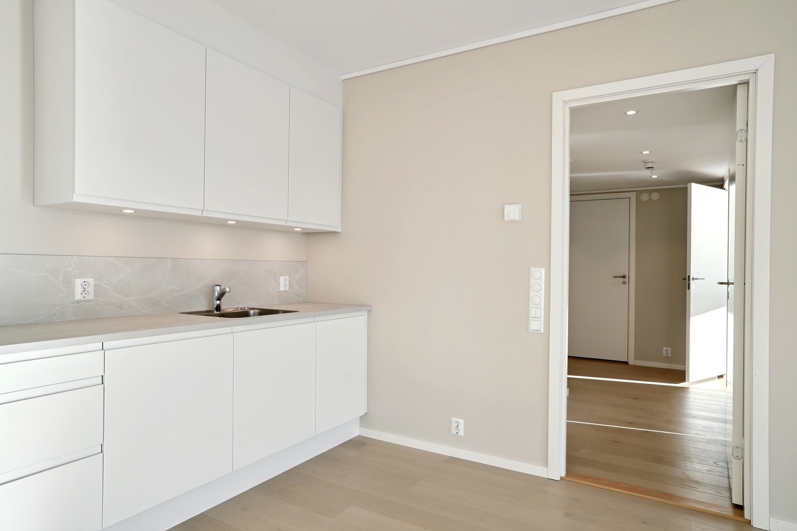 Det er montert ledspotter under overskap. Dimmere til spotter og lampepunkt. Termostat til gulvvarmen. Galleribilde