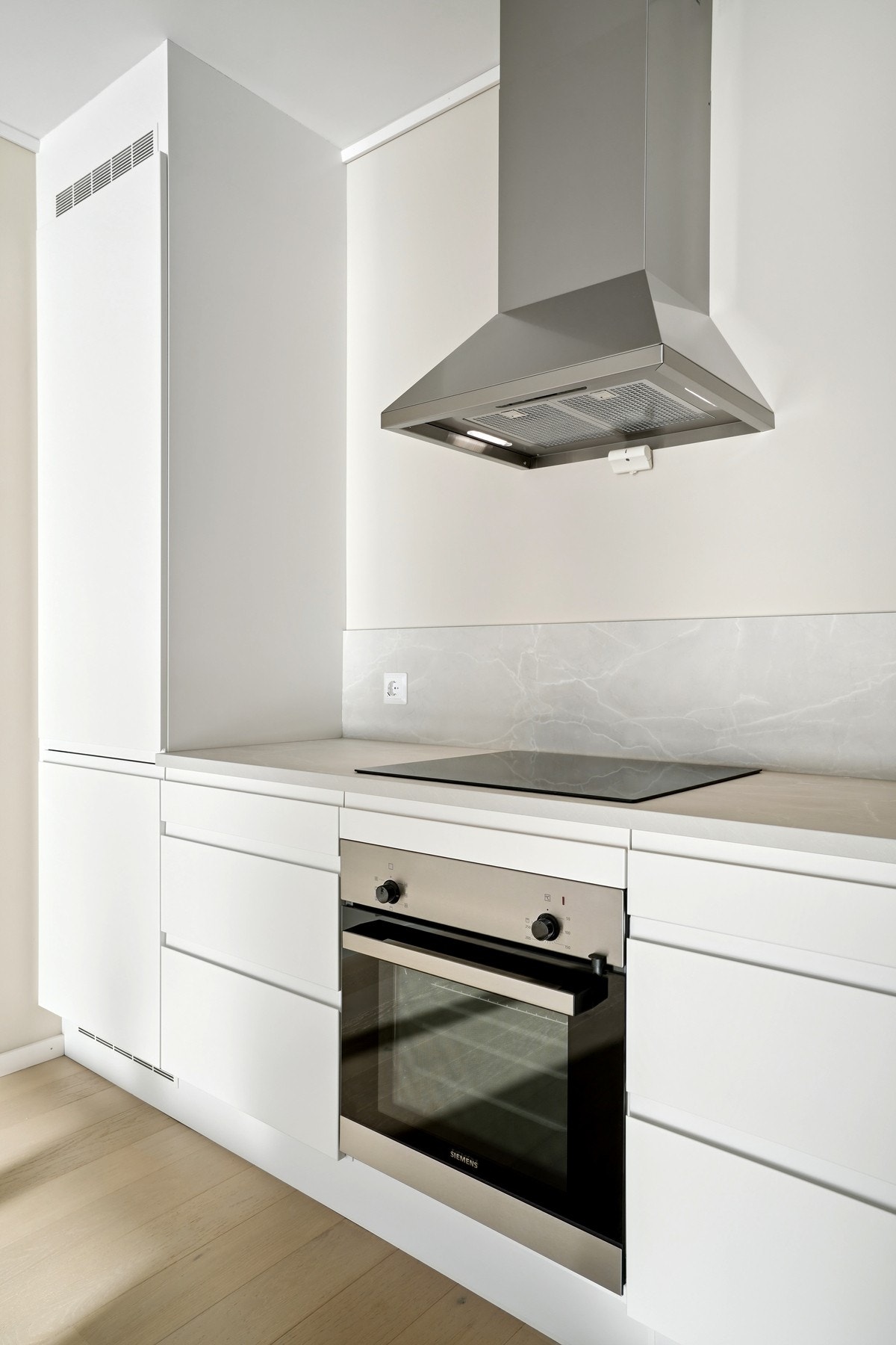 Hvitevarer som stekeovn, platetopp, kjøl/frys og oppvaskmaskin er integrert og medfølger. Kjøkkenventilator med avtrekk ut. Galleribilde