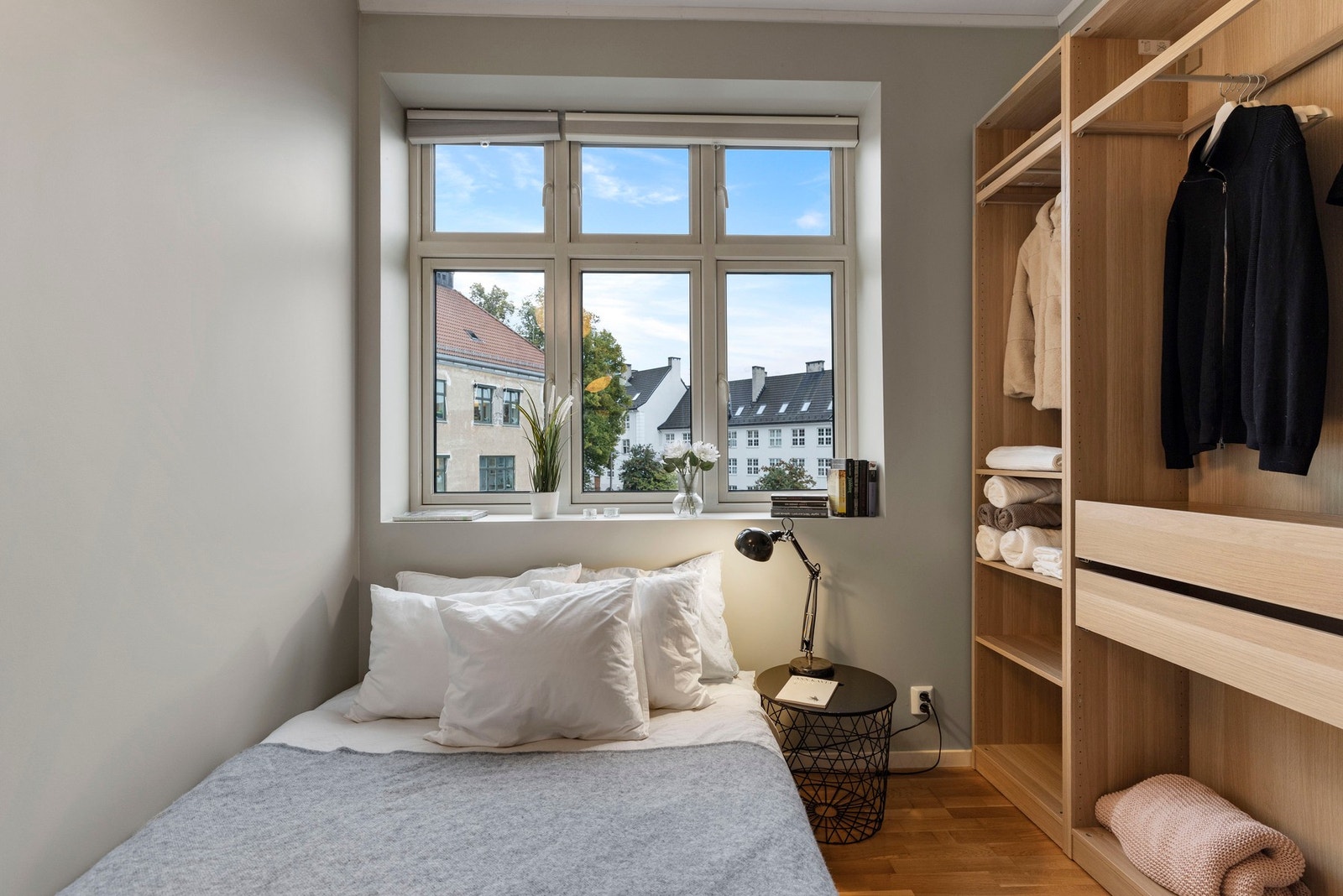 God plass til dobbeltseng, nattbord og garderobe. Galleribilde