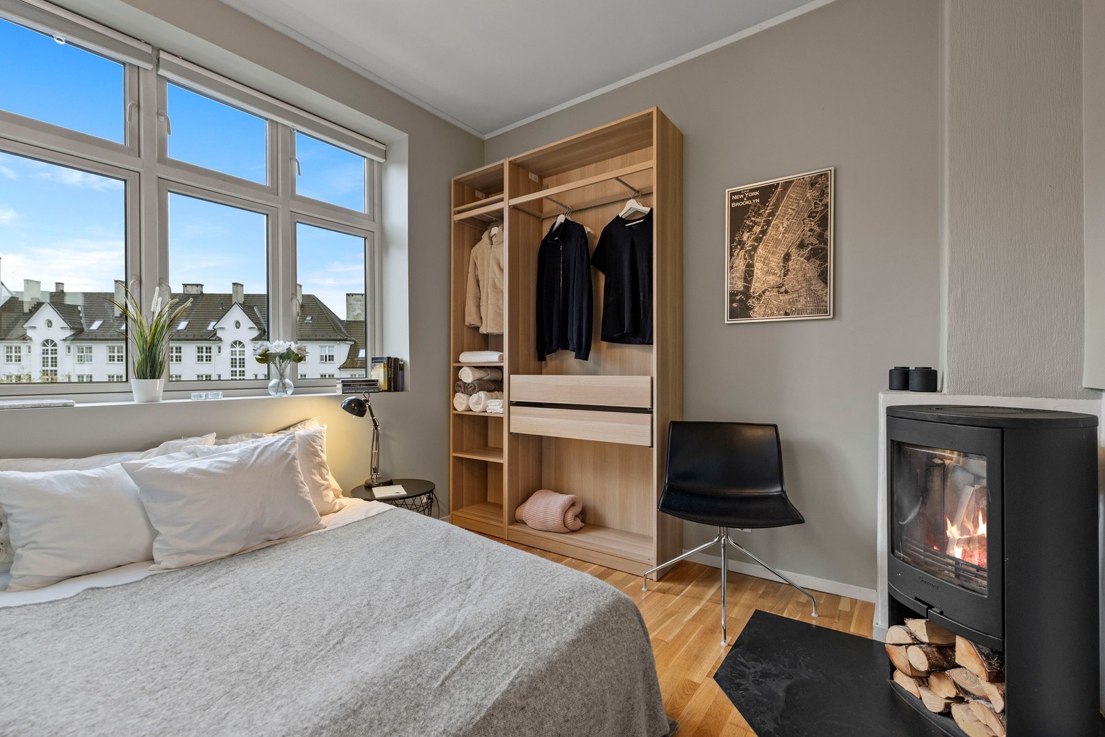 Romslig soverom med flott peis. Galleribilde