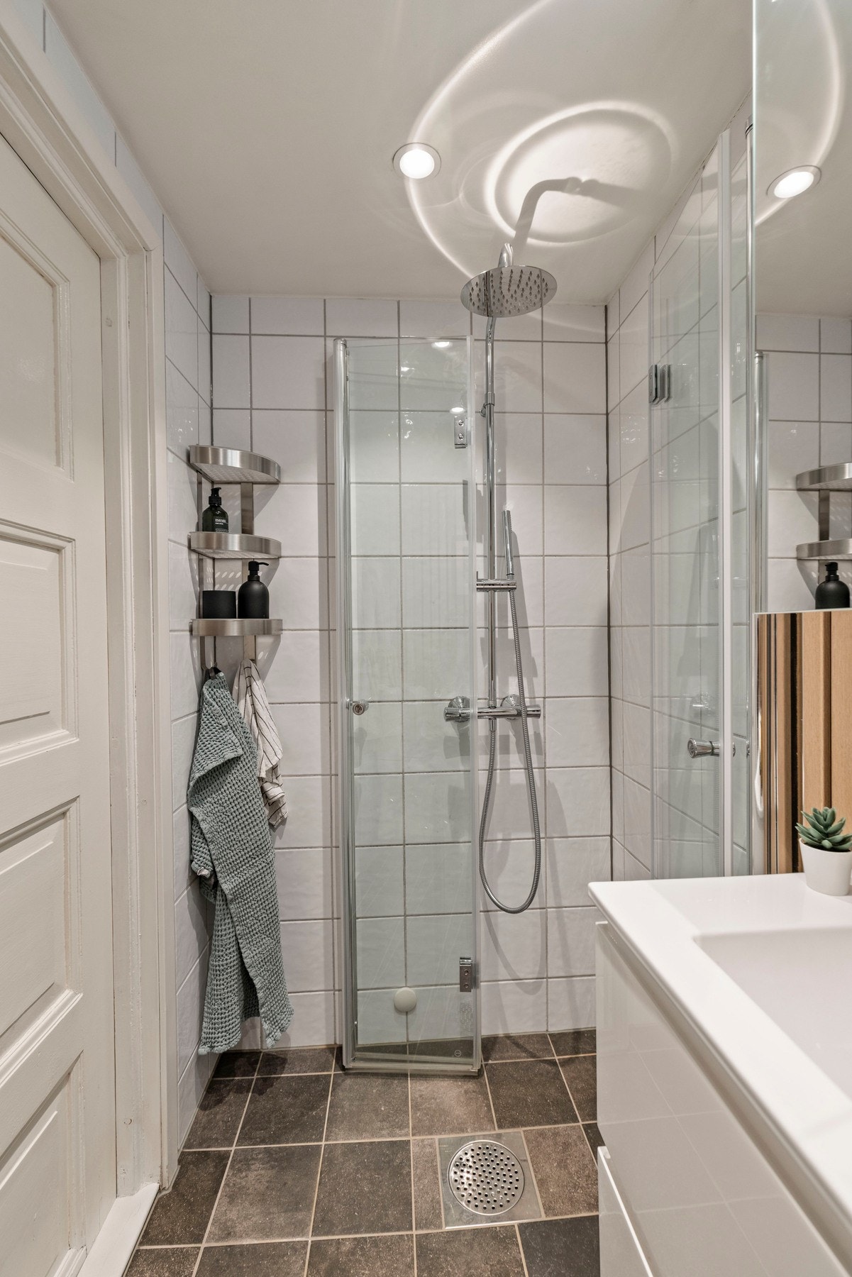 I 2023 ble badet oppgradert med ny baderomsinnredning, samt nye gulvfliser og varmekabler. Galleribilde