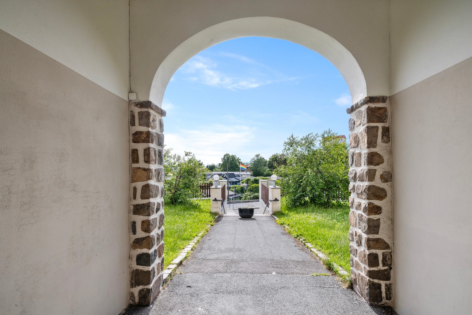 Flott portal inn mot gårdsrom. Galleribilde